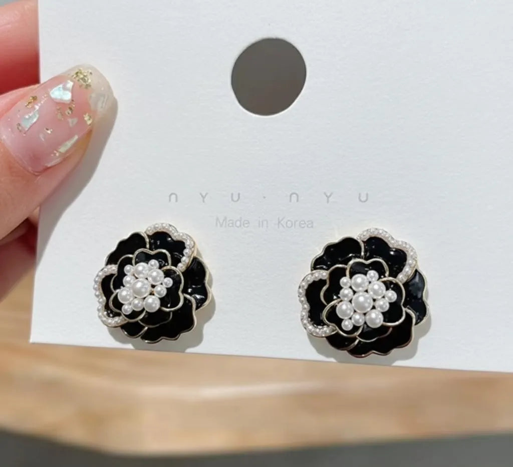 Black Floral Pearl Necklace Set for Women